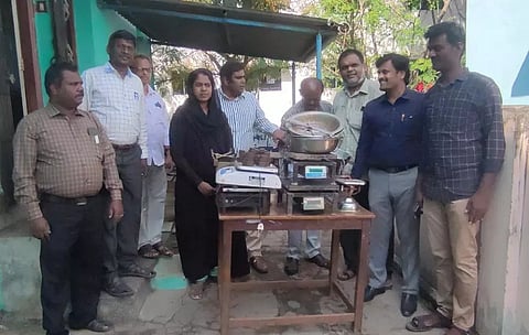 நிலக்கோட்டை பூ மார்க்கெட்டில் அதிகாரிகள் திடீர் ஆய்வு