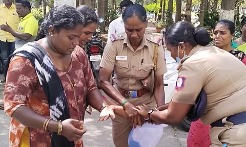 ஒரே குடும்பத்தை சேர்ந்த 7 பேர் தீக்குளிக்க முயன்றதால் பரபரப்பு