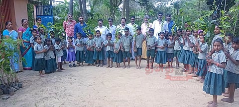 மாணவ-மாணவிகளுக்கு மரக்கன்றுகள் வழங்கும் நிகழ்ச்சி