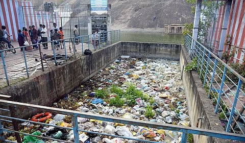 முளைப்பாரி கரைக்கும் தொட்டிக்குள் விழுந்த மகனை காப்பாற்ற முயன்ற தொழிலாளி பலி