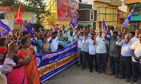 பேரணிக்கு அனுமதி மறுப்பு: கடலூரில், அரசு ஊழியர்கள் ஆர்ப்பாட்டம்