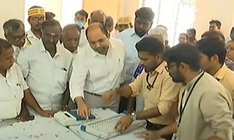 ஈரோடு இடைத்தேர்தல்: கூடுதல் வாக்குப்பதிவு இயந்திரங்களை சரிபார்க்கும் பணி தொடக்கம்