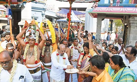 கும்பாபிஷேகம் நடந்து ஓராண்டு நிறைவடைந்ததை தொடர்ந்து வடபழனி முருகன் கோவிலில் வருஷாபிஷேக பூஜை