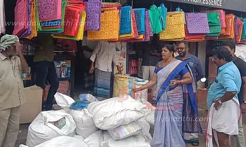 பிளாஸ்டிக் பைகள் பறிமுதல்