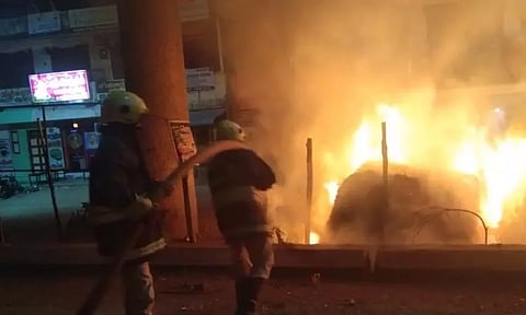 தென்னங்கீற்று கட்டுகள் தீப்பிடித்து எரிந்தது