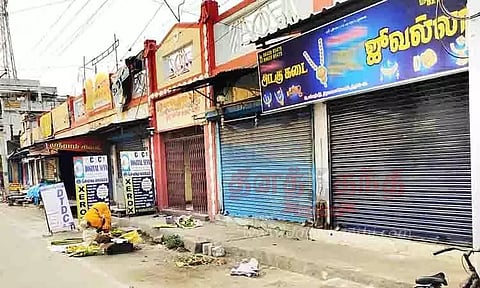 சன்னதி வீதியில் காளி ஓட்டம் நடத்தக்கோரி வியாபாரிகள் கடை அடைப்பு