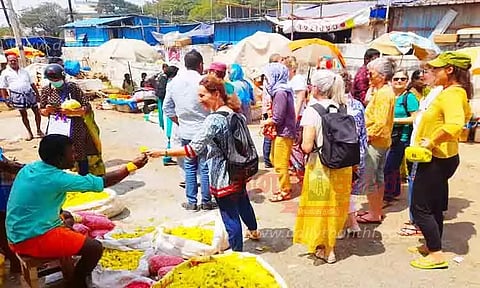 வெளிநாட்டு சுற்றுலா பயணிகள்