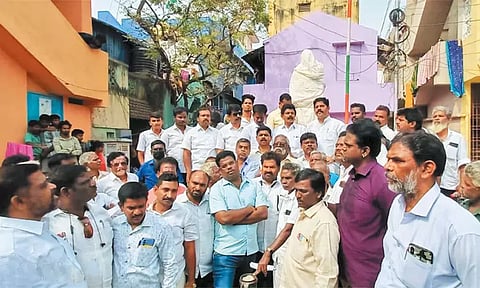 புளியந்தோப்பில் காமராஜர் சிலையை அகற்ற வந்த மாநகராட்சி அதிகாரிகளால் பரபரப்பு