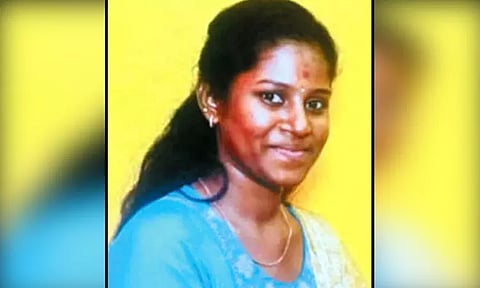 சென்னை ராயப்பேட்டையில் பஸ் சக்கரத்தில் சிக்கி ஐ.டி. பெண் ஊழியர் பலி - அண்ணன் கண் எதிர பரிதாபம்