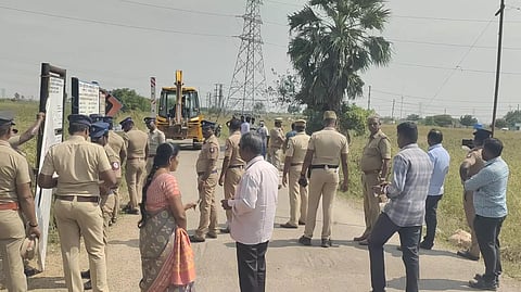 ஓட்டப்பிடாரம் அருகே, காற்றாலை வாகனங்கள் செல்வதை தடுக்க சாலையின் குறுக்கே வைக்கப்பட்ட தடுப்புகள் அகற்றம்