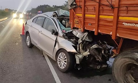 லாரி மீது கார் மோதல்; 2 நண்பர்கள் பலி