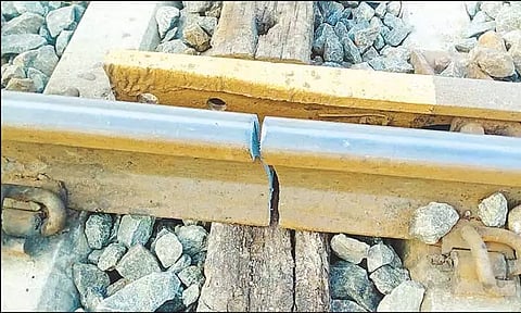 கடலூர் ரெயில் தண்டவாளத்தில் விரிசல் சென்னை ரெயிலை கவிழ்க்க சதியா? அதிகாரிகள் விசாரணை