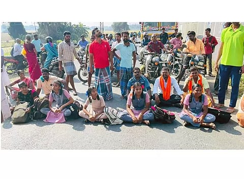 அரசு பஸ் நின்று செல்லாததை கண்டித்துமாணவர்கள் திடீர் சாலை மறியல்