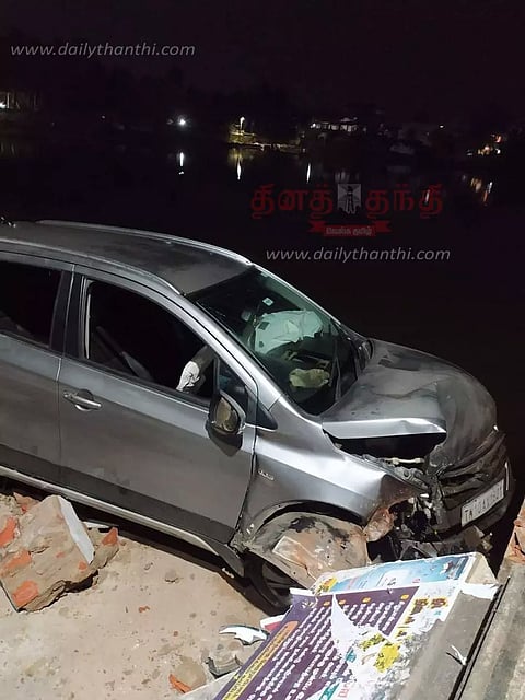 தடுப்புச்சுவரை உடைத்துக்கொண்டு குளத்தில் பாய்ந்த கார்