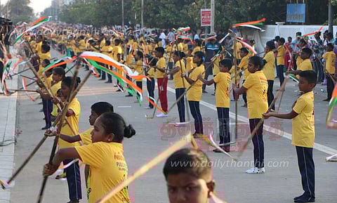 1,200 மாணவ-மாணவிகள் சிலம்பம் சுற்றி உலக சாதனை