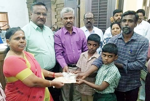 உண்டியலில் சேமித்த பணத்தை வழங்கிய அரசு பள்ளி மாணவர்கள்