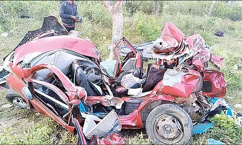 கார் மீது அரசு பஸ் மோதல்: ஒரே குடும்பத்தை சேர்ந்த 4 பேர் பலி