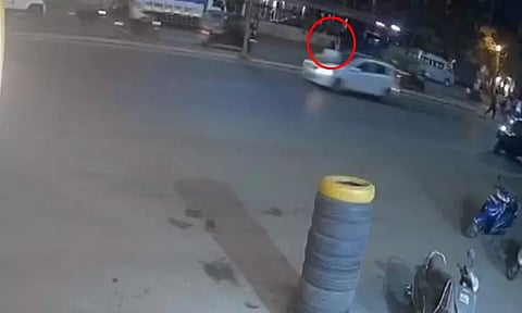 மராட்டியம்: போக்குவரத்து காவலரை காரின் முன்பக்கத்தில் ஏற்றி 1 கி.மீ. இழுத்து சென்ற நபர்