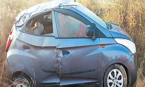 திருப்பதி கோவிலுக்கு சென்று விட்டு திரும்பிய போது நெடுஞ்சாலை அறிவிப்பு பலகையில் மோதி சாலையில் கவிழ்ந்த கார்