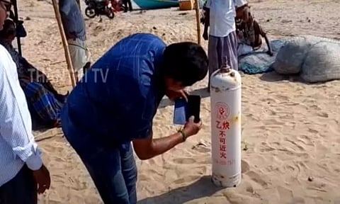 கடலில் திடீரென மிதந்து வந்த சீன நாட்டு மர்மபொருள்..! - மீனவர்கள் அதிர்ச்சி... நாகையில் பரபரப்பு...