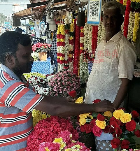 ரோஜா பூ ஒன்று ரூ.50-க்கு விற்பனை