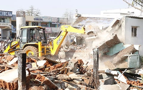 தேனியில் பரபரப்பு:மேம்பாலம் அமைக்கும் பணிக்காக 37 கடைகள் இடித்து தரைமட்டம்:வீடுகளை அகற்ற எதிர்ப்பு; மக்கள் சாலை மறியல்