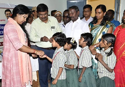 குடற்புழு நீக்க மாத்திரைகள் வழங்கும் பணி:கலெக்டர் தொடங்கி வைத்தார்