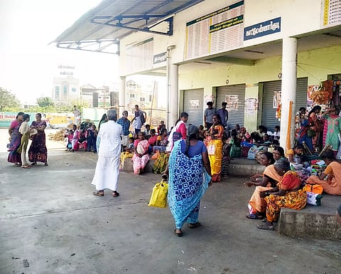 போதிய இருக்கைகள் இல்லாததால் தரையில் அமரும் பயணிகள்