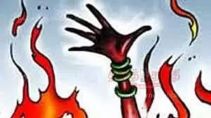 இளம்பெண் தீக்குளித்து தற்கொலை