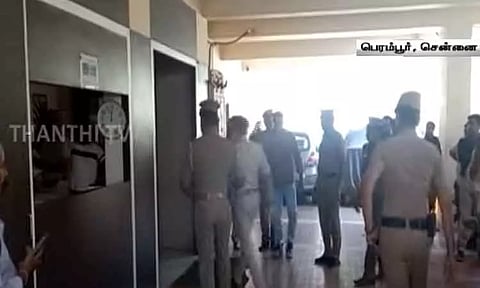 பெரம்பூர் நகைக்கடை கொள்ளை சம்பவம் - கர்நாடகத்தைச் சேர்ந்த இருவரிடம் போலீசார் தீவிர விசாரணை