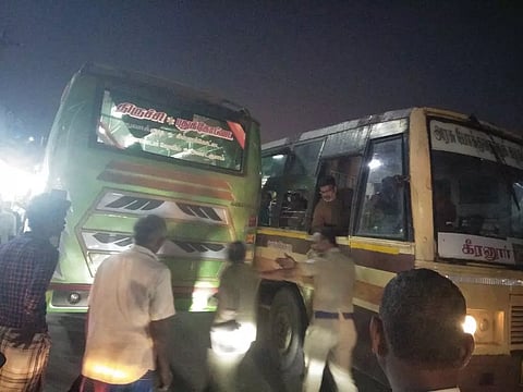 பஸ்கள் உரசியதில் டிரைவர்களுக்கு இடையே வாக்குவாதம்