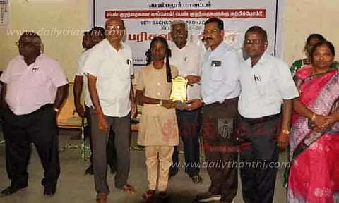 வெற்றி பெற்ற பள்ளி மாணவிகளுக்கு பரிசளிப்பு