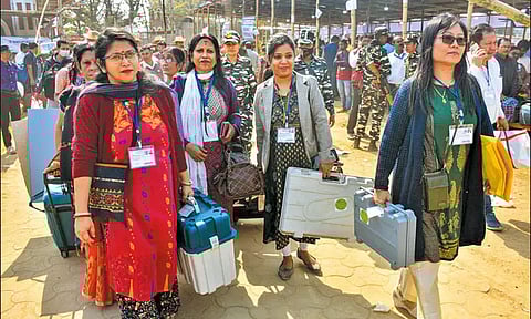 அகர்தலாவில் ஓட்டுப்பதிவுக்கான சாதனங்களை பெண் தேர்தல் அதிகாரிகள் பெற்றுக்கொண்டு, தங்கள் வாக்குச்சாவடிகளுக்கு புறப்பட்டுச்சென்றபோது எடுத்த படம்.