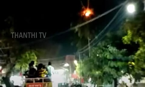 ஈபிஎஸ் பிரச்சாரத்தில் வாணவேடிக்கை... தென்னை மரம் பற்றி எரிந்ததால் பரபரப்பு