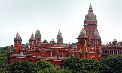 போலீஸ் பொய் வழக்கு போடுவதாக சென்னை ஐகோர்ட்டு வாசலில் தற்கொலைக்கு முயன்ற அண்ணன்-தம்பி