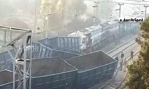உத்தரபிரதேசத்தில் சரக்கு ரெயில்கள் நேருக்கு நேர் மோதி விபத்து - பெட்டிகள் தடம் புரண்டதால் பரபரப்பு