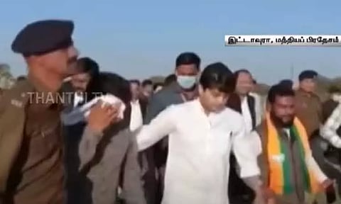 கிரிக்கெட் விளையாடிய மத்திய மந்திரி... பா.ஜ.க. நிர்வாகியின் தலையில் பந்து பட்டதால் காயம்