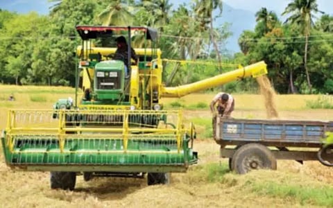 நெல் அறுவடை எந்திரங்களை வாடகைக்கு பெற உழவன் செயலியில் ஏற்பாடு