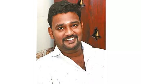 ஓட்டலில் சாப்பிடும்போது தகராறு கோஷ்டி மோதலில் வாலிபர் அடித்துக்கொலை