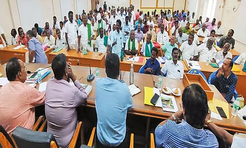 எங்களுக்கு எதிரான நடவடிக்கைகள் தொடர்ந்தால் அதிகாரியின் பெயரை எழுதி வைத்துவிட்டு தற்கொலை செய்வோம் - விவசாயிகள் அறிவிப்பு