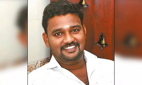 ஓட்டலில் சாப்பிடும்போது தகராறு: கோஷ்டி மோதலில் வாலிபர் அடித்துக்கொலை - பிறந்த நாள் விருந்தில் சோகம்