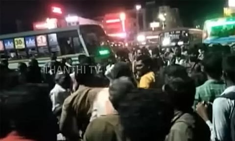 கரூரில் பஸ் ஸ்டாண்ட் ஊழியரை தாக்கி பணம் பறித்த வடமாநில கும்பல் - பரவும் வீடியோவால் அதிர்ச்சி