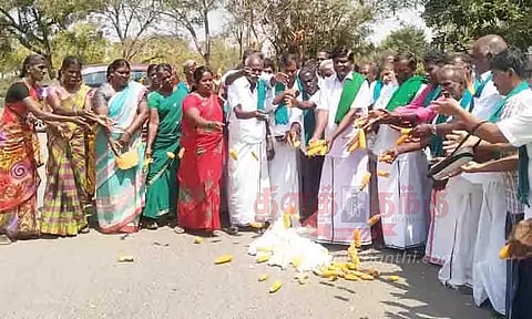 மக்காச்சோளம்-பருத்தியை தரையில் கொட்டி விவசாயிகள் ஆர்ப்பாட்டம்