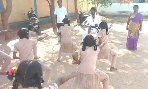 பள்ளி மாணவிகளுக்கு தற்காப்பு கலைப்பயிற்சி