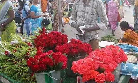 சிவராத்திரியை முன்னிட்டு தோவாளை மலர் சந்தையில் தாமரை பூ விலை கடும் உயர்வு..