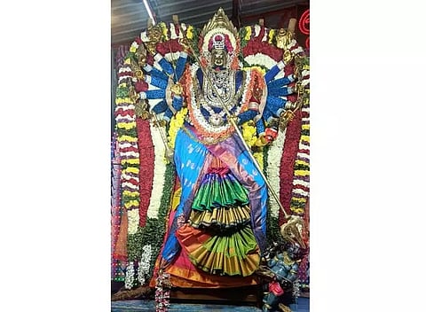 விழுப்புரம் பூந்தோட்டத்தில் உள்ளஅங்காளம்மன் கோவிலில் மயானக்கொள்ளை நிகழ்ச்சிஏராளமான பக்தர்கள் நேர்த்திக்கடன் செலுத்தினர்