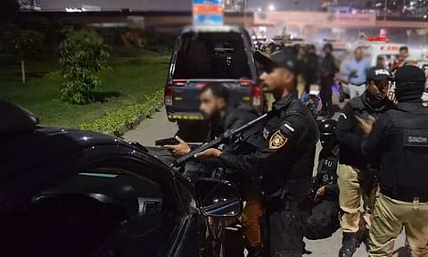 போலீஸ் அலுவலகத்தில் தாக்குதல் : பாகிஸ்தானில் 5 பயங்கரவாதிகள் சுட்டுக்கொலை