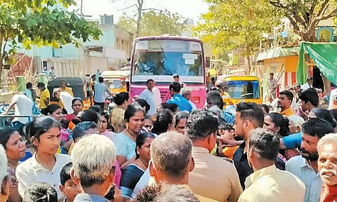 ஆக்கிரமிப்பு வீடுகளை அகற்ற எதிர்ப்பு - பொதுமக்கள் சாலை மறியல்