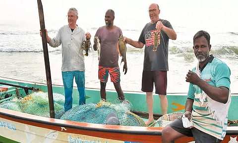 மாமல்லபுரம் மீனவர்களுடன் படகில் சென்று கடலில் மீன்பிடித்து மகிழ்ந்த வெளிநாட்டு பயணிகள்