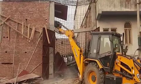 காசியாபாத்தில் கட்டுமானப் பணி நடைபெற்று வரும் கட்டிடம் இடிந்து விழுந்து இருவர் உயிரிழப்பு - 8 பேர் காயம்